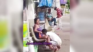 Chơi ngoài đường mà ai cũng ngó