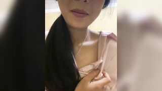 Gái xinh khoe vú trên live dâm đãng