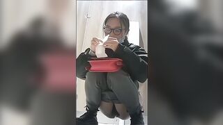 Em học sinh bít bị quay lén vẫn bình tĩnh ngồi đái