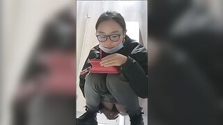 Em học sinh bít bị quay lén vẫn bình tĩnh ngồi đái