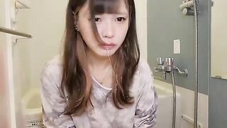 Loli mặt xinh bú cặc giả 20cm nhét hết vào họng