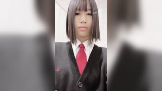 HS , TRỐN VÀO WC , TRẦN TRUỒNG , KHOE HÀNG