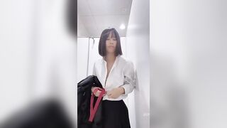 HS , TRỐN VÀO WC , TRẦN TRUỒNG , KHOE HÀNG