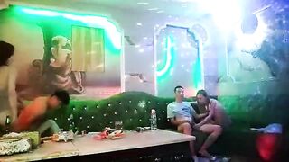 đi hát karaoke chưa kịp chọn bài đã lôi nhân viên quán hát ra địt p12