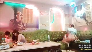 đi hát karaoke chưa kịp chọn bài đã lôi nhân viên quán hát ra địt p12