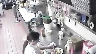 Nữ Phục vụ nhét thức ăn vô lồn trước khi mang cho khách