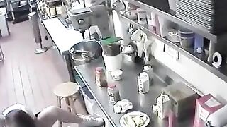 Nữ Phục vụ nhét thức ăn vô lồn trước khi mang cho khách