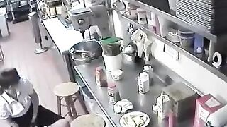 Nữ Phục vụ nhét thức ăn vô lồn trước khi mang cho khách