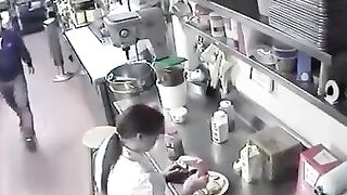 Nữ Phục vụ nhét thức ăn vô lồn trước khi mang cho khách