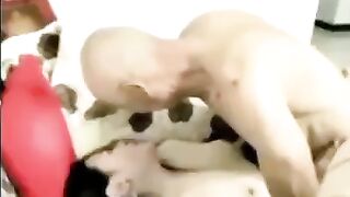 Bố chồng già được địt con dâu trong cơn nứng của tuổi già