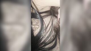 Em vừa mút vừa tâm sự hôm qua có thằng gạ em đi khách