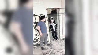 2 thanh niên Dẫn em loli học sinh đi địt khắp nơi trong nhà hoang