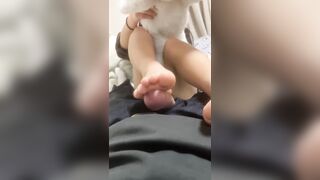 Có con bạn qua phòng chơi bắt nó thủ dâm bằng chân cho mình