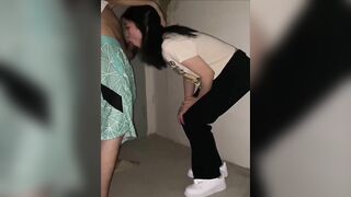 Bắt con em họ bú cu ở cầu thang trãi nghiệm ngoài trời