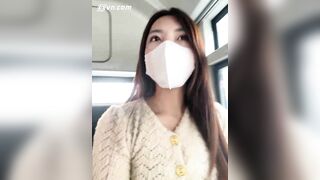 Em thủ dâm trên xe buýt - Có anh nào thấy chắc cho bú luôn