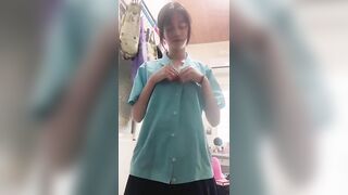 Em gái mặc đồng phục tự quay lén LỘt đồ khoe vú dáng trong phòng