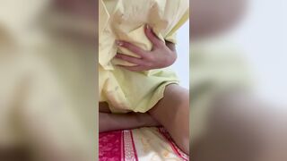 Dâm nữ mới lớn mặt non choẹt mà đã dám vay tiền bằng cách khỏa thân móc lồn rồi