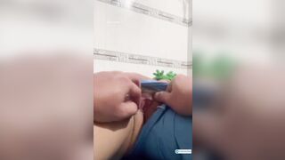 Em họ đi ăn họp lớn về ngủ say bị thằng a khốn nạn vạch lồn ra trêu chọc p1
