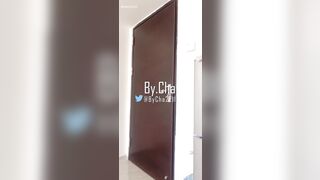 em gái xinh đẹp cho nhân viên giao đồ ăn vét máng
