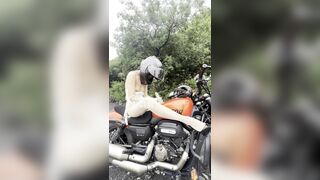 đang đi phượt em gái lôi cu giả ra thủ dâm ngoài đường public