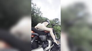 đang đi phượt em gái lôi cu giả ra thủ dâm ngoài đường public