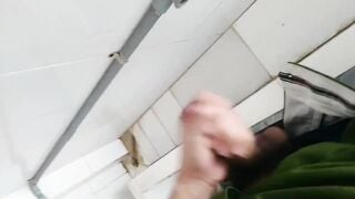 Chú bộ đội sục cặc trong wc đơn vị