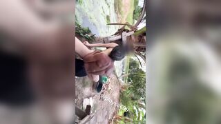 mẹ bị ông hàng xóm địt sưng lồn sau nhà mà không ai biết