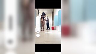 Dâm nữ đang chuẩn bị thủ dâm public trg nvs nam thì bất ngờ bị bảo vệ xông vào bắt đc
