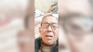Bố ck già dâm call video sục cặc nhìn con dâu show hàng móc lồn dâm cho xem