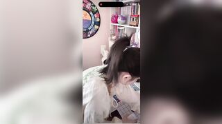 E teen mình dây TQ livetream lộ hàng cặp vú bé nhỏ mà k hề biết