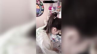 E teen mình dây TQ livetream lộ hàng cặp vú bé nhỏ mà k hề biết