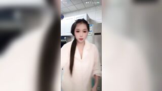Em teen TQ cực xinh k mặc áo vú livetream quét nhà nên lộ hàng