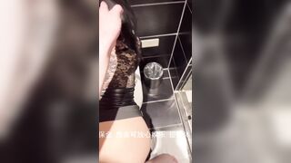 Lén lút địt dì trẻ dâm trong nhà vệ sinh làm dì sướng nước lồn xối như mưa xuống 2lần