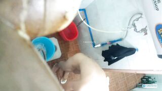 Cuối tuần không có gì làm nên trèo tường quay lén em teen sinh viên chung trọ đi tắm