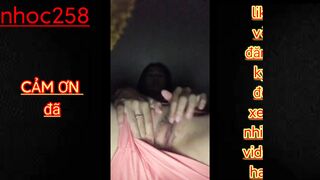 Em gái 16 tuổi nữa đêm nứng lồn quá không ngủ được thủ dâm cho sướng lồn