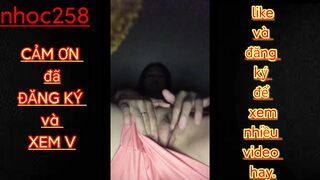 Em gái 16 tuổi nữa đêm nứng lồn quá không ngủ được thủ dâm cho sướng lồn
