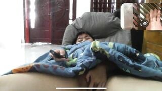 em gái ra giữa phòng khách call móc lồn cho người yêu xem