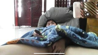 em gái ra giữa phòng khách call móc lồn cho người yêu xem