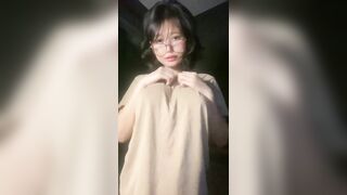 Em sinh viên mắt kính vú to sỏ khuyên rốn khoe vú