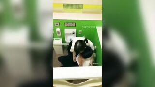 Quay chộm em học sinh đang sục cặc bạn trai trong nhà vệ sinh trường