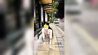 Dâm nữ vú bự thích làm slave nữa đêm kẹp vú ra đường bò show lồn cho mọi người xem