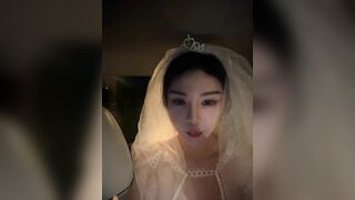 Em teen cosplay cô dâu cực xinh livetream show hàng móc lồn dâm ngay trên xe p19