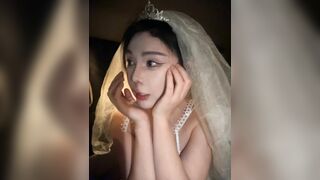 Em teen cosplay cô dâu cực xinh livetream show hàng móc lồn dâm ngay trên xe p19