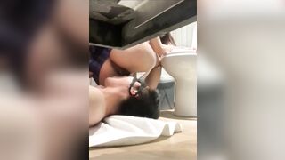 Tự nguyện làm bồn cầu liếm chân em teen loli xinh há mồm liếm lồn cho e ỉa vào mồm