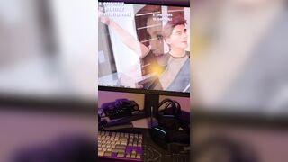 Vừa chơi game 18+ vừa đc em Pupu dâm cosplay xinh quỳ dưới bàn bú cặc sướng vô cùng