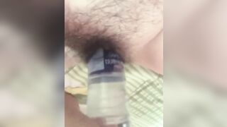 Dâm nữ lồn rậm lông nứng lồn dùng chai nước bự móc lồn thay cho cặc bự của a