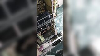 Nhỏ b cùng phòng khốn nạn call video quay lại cảnh bé b cùng phòng thay đồ cho b xem3