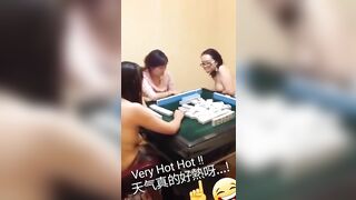 Mấy em gái này xung thật đấy đánh mạc chược cá độ nhau ai thua cởi hết đồ ra