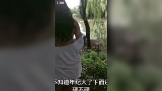 Dâm nữ show ngực bự cho lão nông dân xem