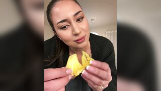 Gái dâm bú mút con cu giả khủng dâm đãng kích thích